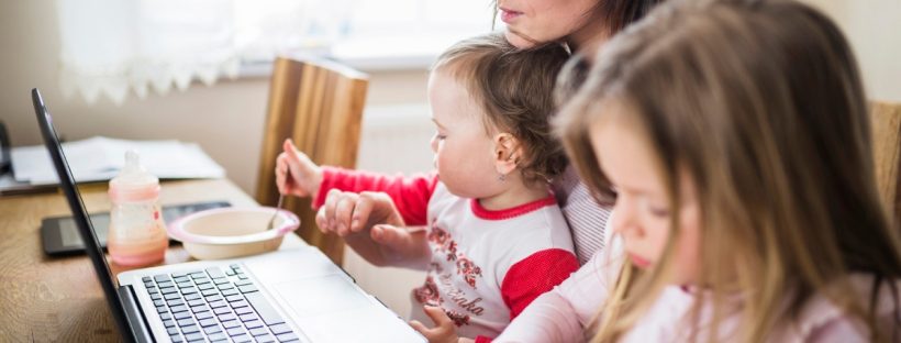 mama wypełnia wniosek z programu Rodzina 800 plus