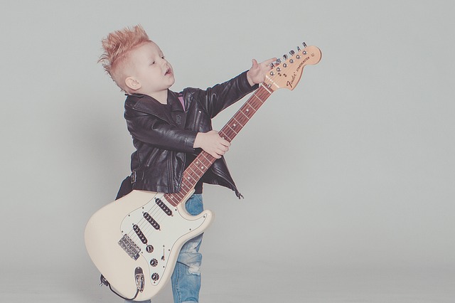 chłopczyk z gitarą