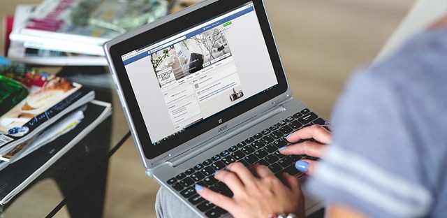 Kobieta pisząca na laptopie