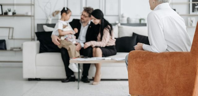 Rodzice i dziecko na konsultacji przedadopcyjnej