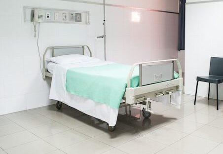 Pościelone łóżko w sali szpitalnej